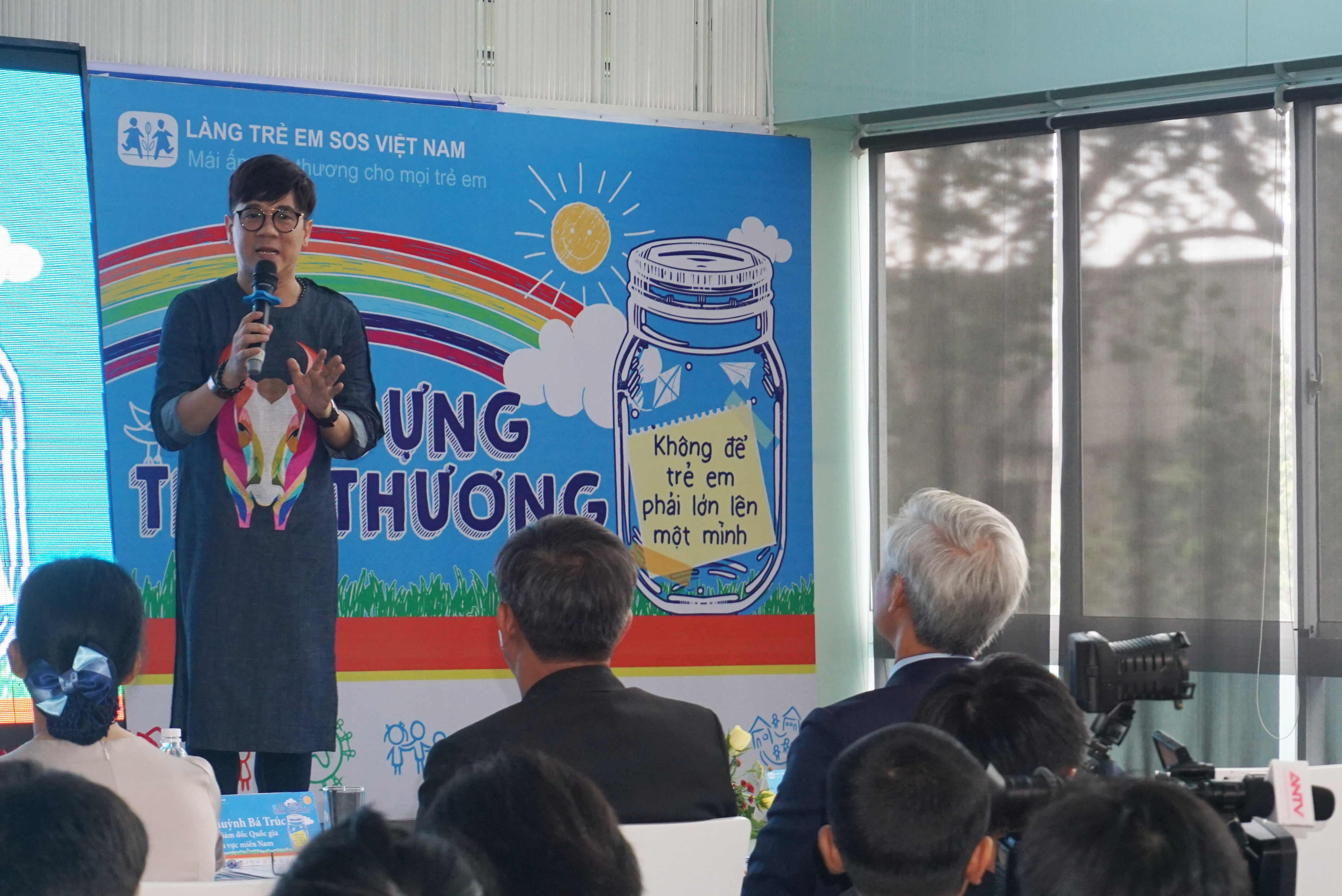 NSƯT Thành Lộc phát biểu trong buổi họp báo chương trình Lọ đựng tình thương