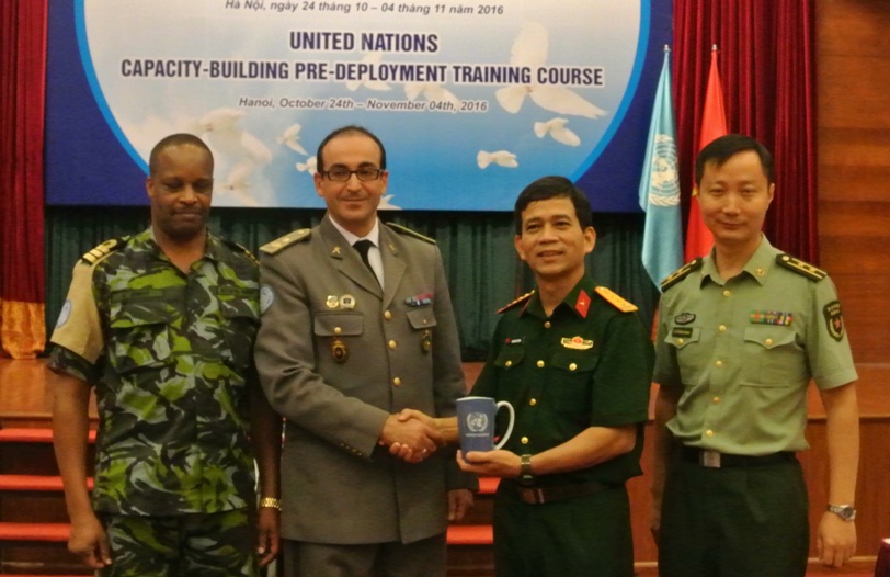 Đại tá Hoàng Kim Phụng (thứ hai từ phải qua) và các sĩ quan trong đoàn chuyên gia huấn luyện lưu động LHQ