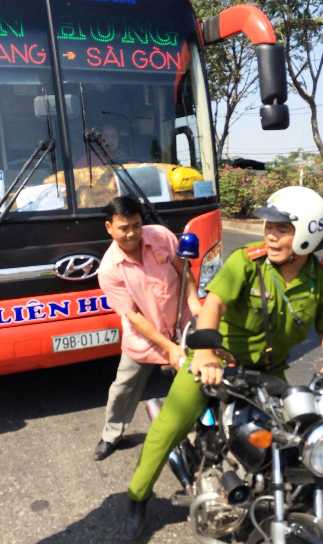 Cảnh sát nổ súng khống chế tài xế xe khách