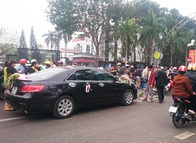 Xe hoa tông xe máy, chủ rể gọi taxi đưa người đi cấp cứu
