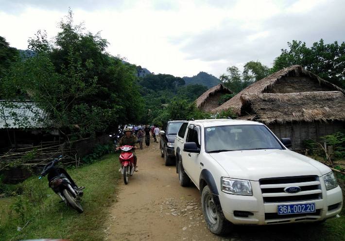 Xe của lãnh đạo huyện tại thôn