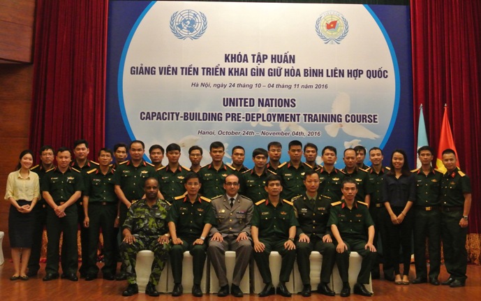 
C&aacute;c sĩ quan, c&aacute;n bộ tham gia kho&aacute; huấn luyện chụp ảnh c&ugrave;ng chuy&ecirc;n gia, l&atilde;nh đạo

