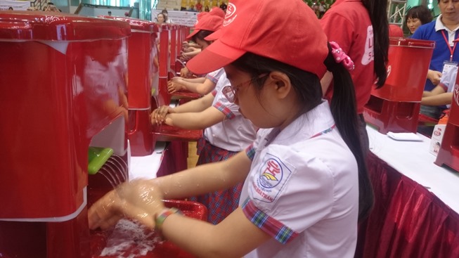 Bộ trưởng Nguyễn Thị Kim Tiến rửa tay cùng học sinh