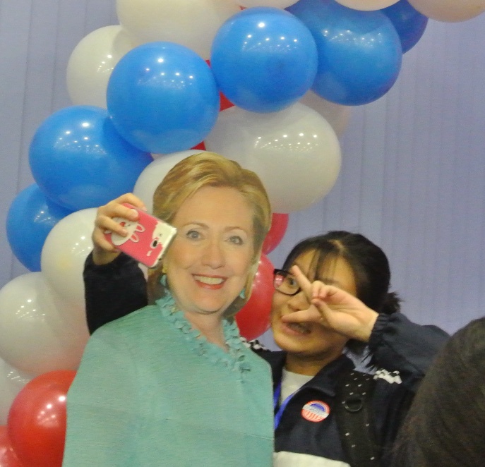 ... và ứng cử viên Hillary Clinton