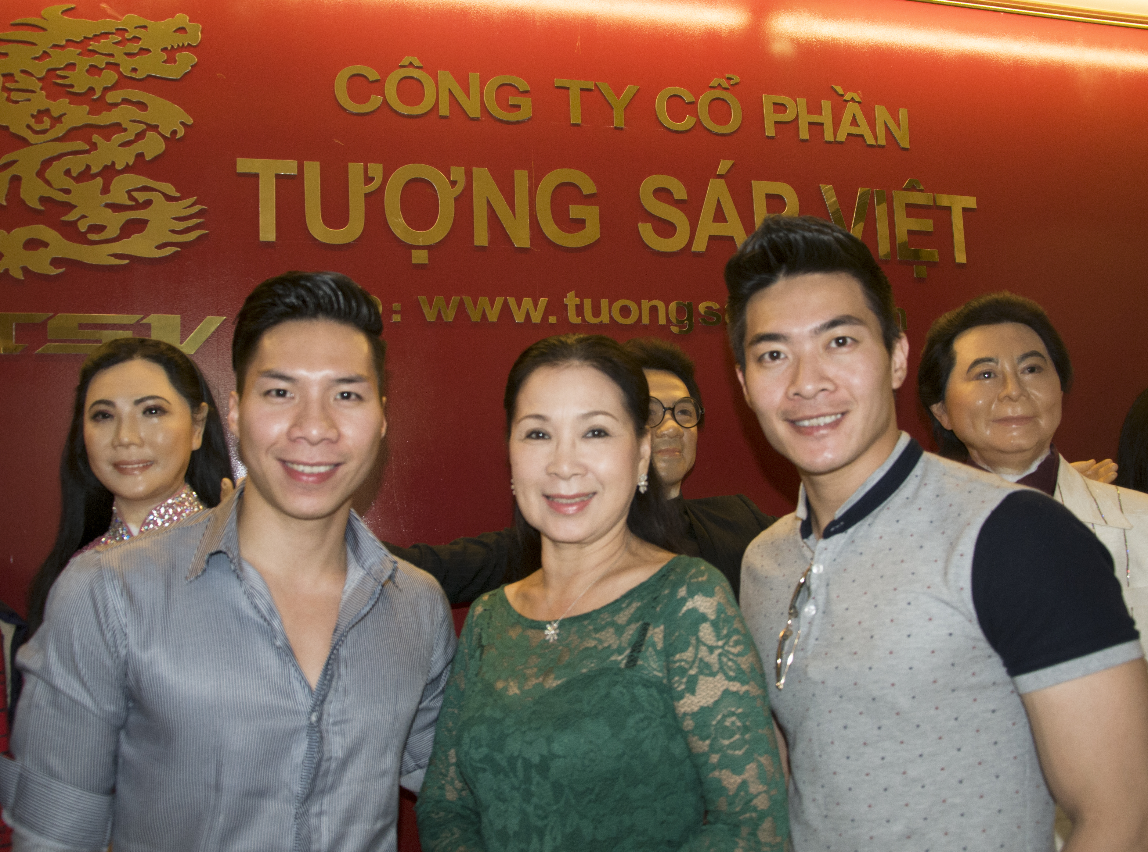 Xông đất xưởng đúc tượng sáp nghệ sĩ Việt!