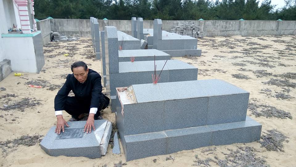 Hàng chục bia mộ, di ảnh thờ bị đập phá trong đêm