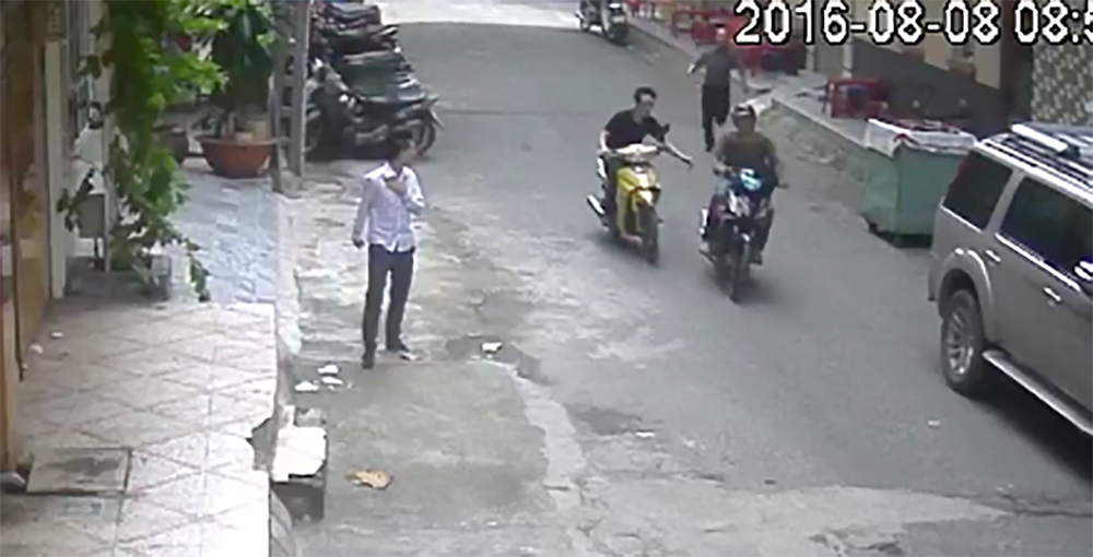 Dừng nghe bên đường cũng bị giật điện thoại
