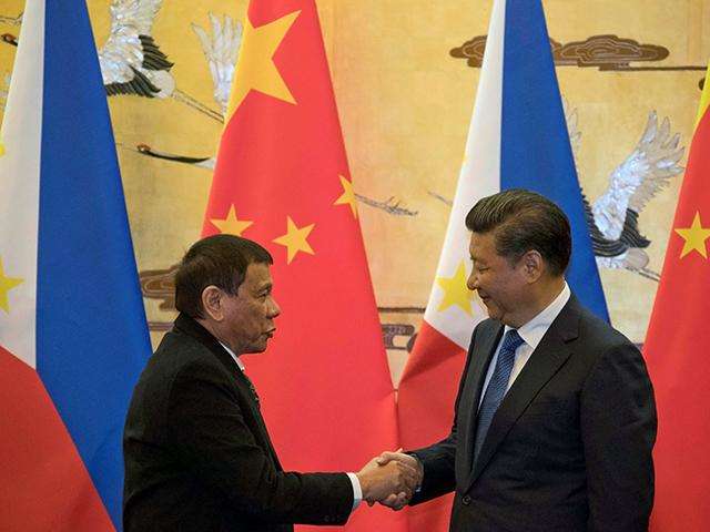 Ông Duterte (trái) và ông Tập Cận Bình hội ngội ở Peru. Ảnh: Reuters