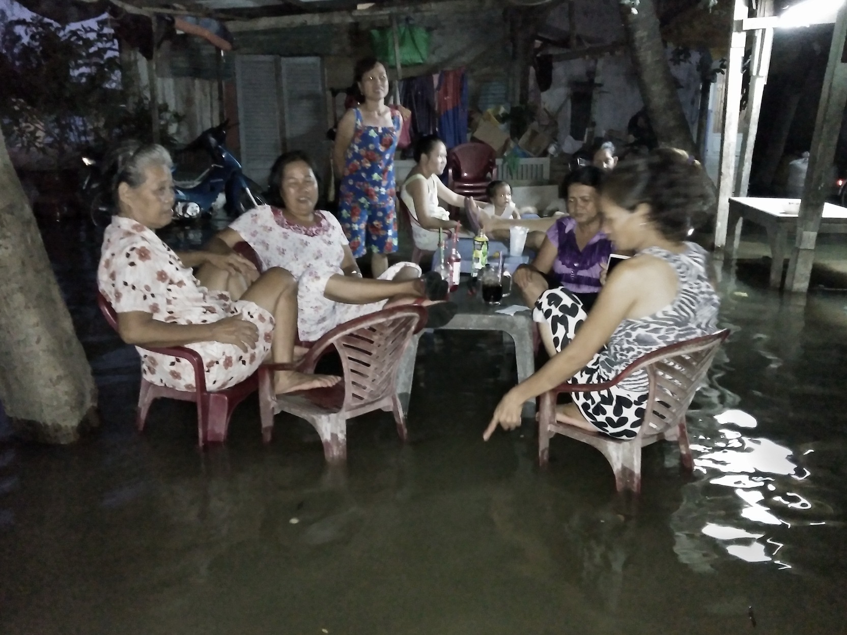 Vui vẻ trò chuyện trong dòng nước đen