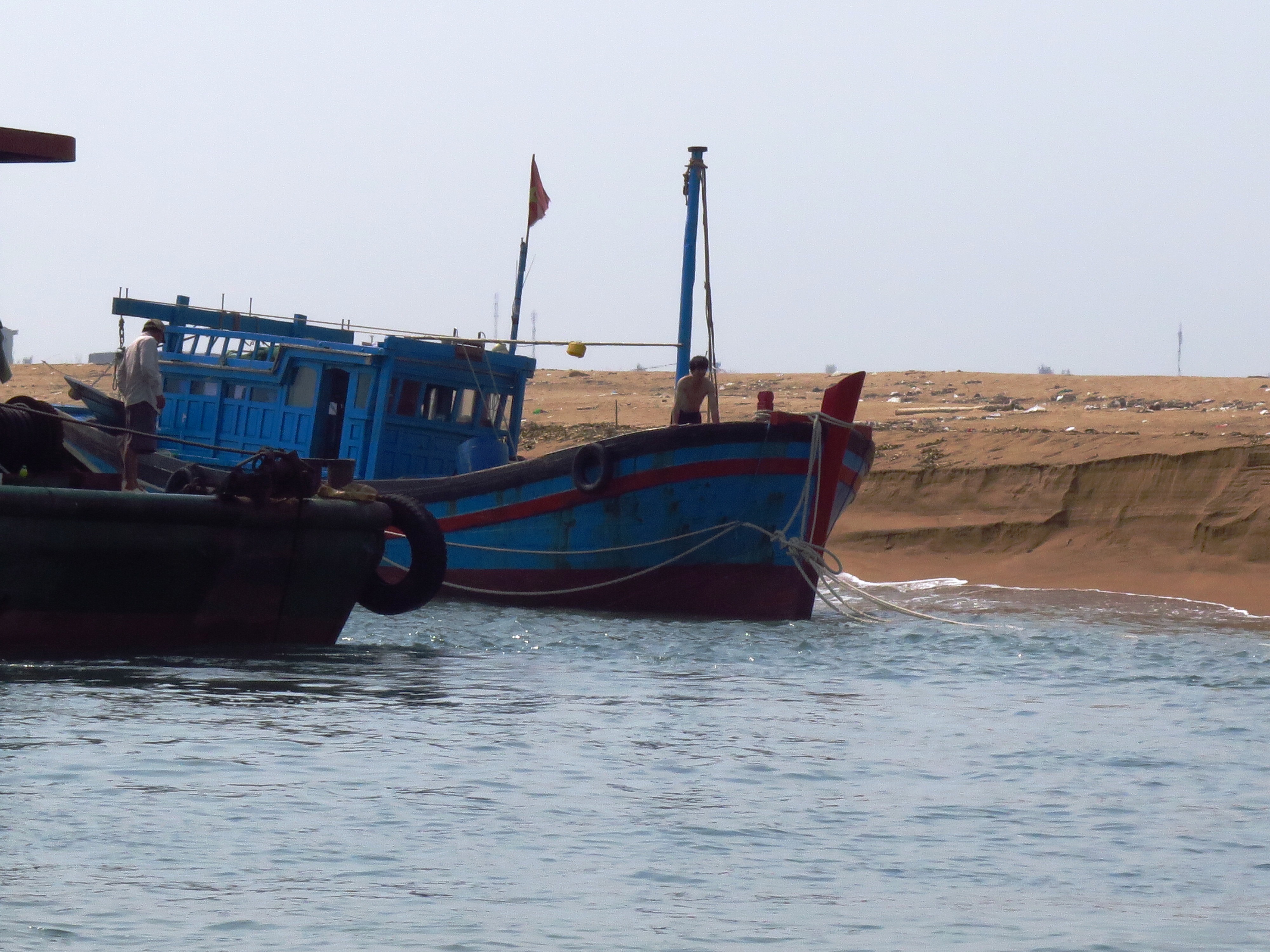 Sóng lớn ở cửa biển Đà Diễn, ngư dân liên tiếp gặp nạn