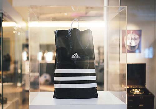 Adidas cam kết không sử dụng túi nhựa trên toàn cầu