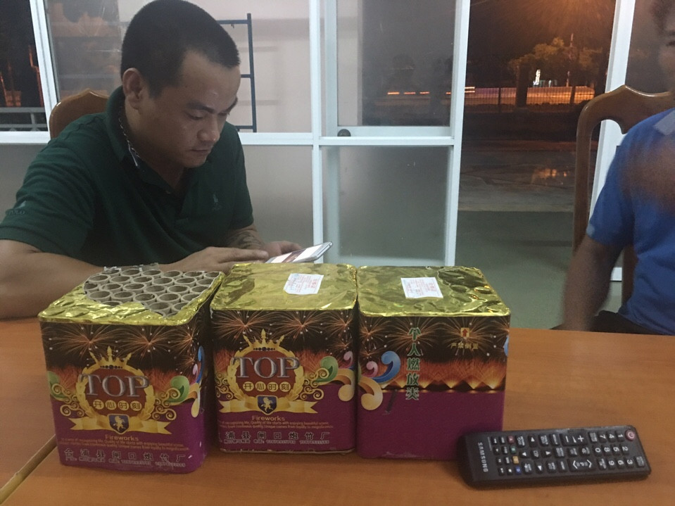 CSGT bắt xe khách chở 108 viên pháo Trung Quốc