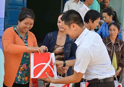Ông Võ Nhựt đại diện Công ty Ajinomoto Việt Nam, trao quà cho bà con