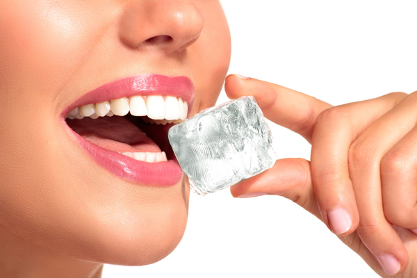 Nguy hiểm ít ai ngờ khi  ăn đá lạnh thường xuyên