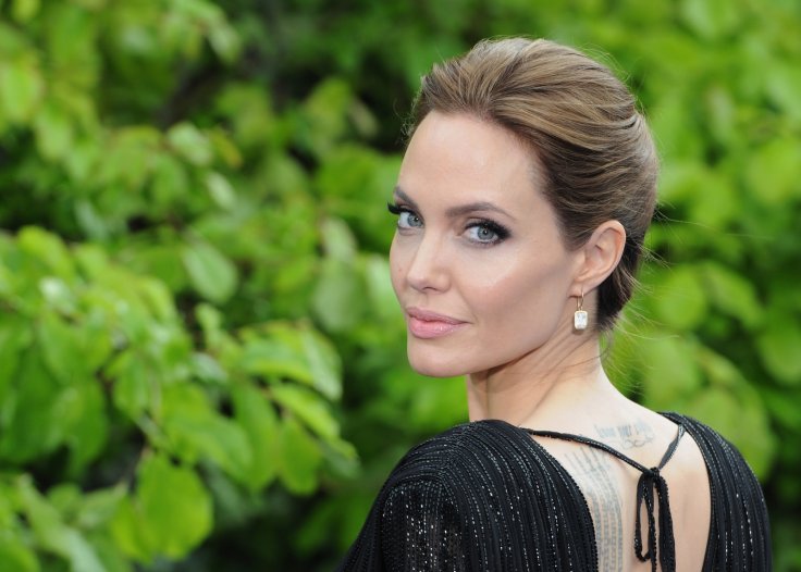 Angelina Jolie vất vả giúp các con đỡ nhớ nhà