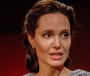 Angelina Jolie rơi vào khủng hoảng