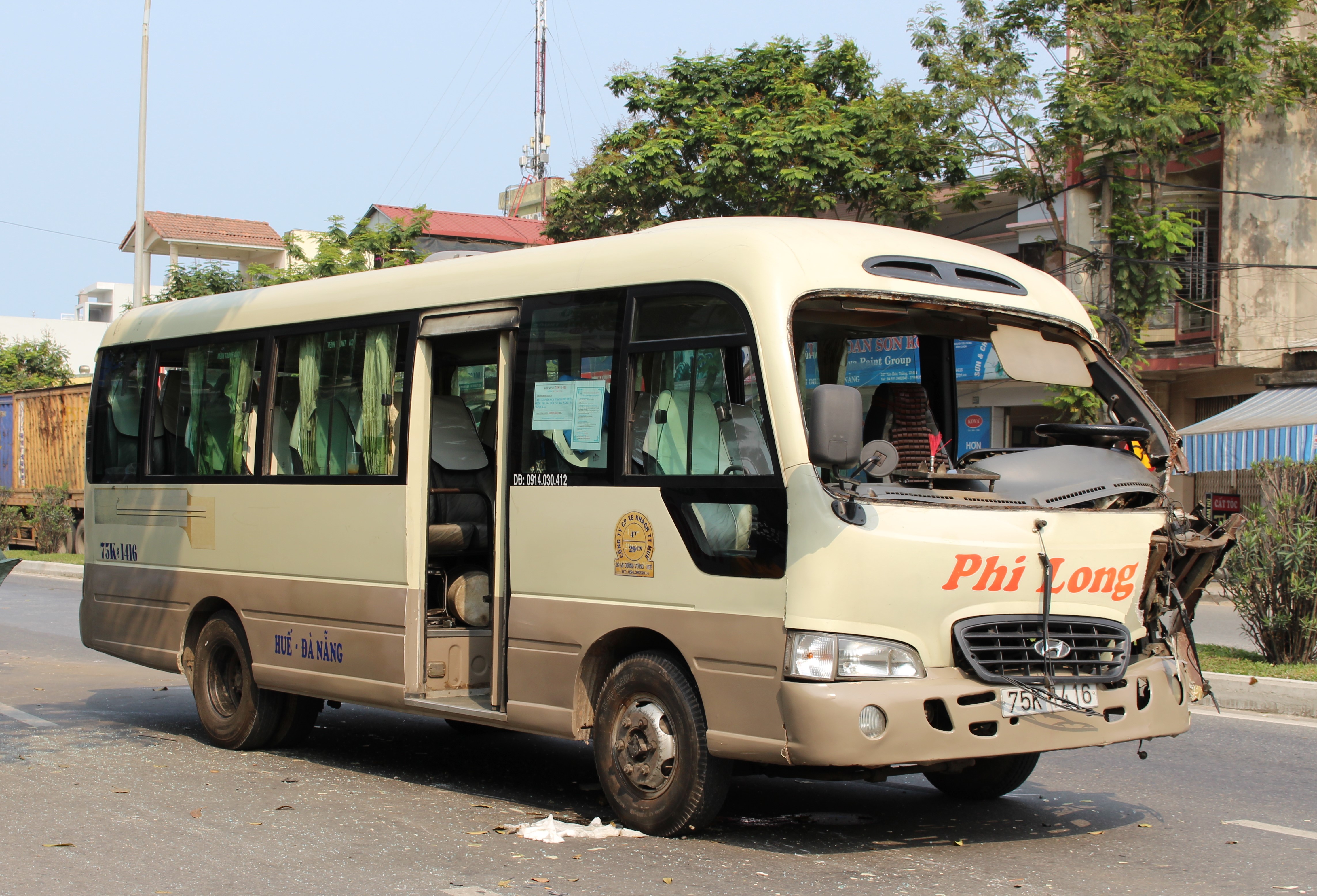 Bắt khách dọc đường, xe khách bị xe tải tông nát đầu xe