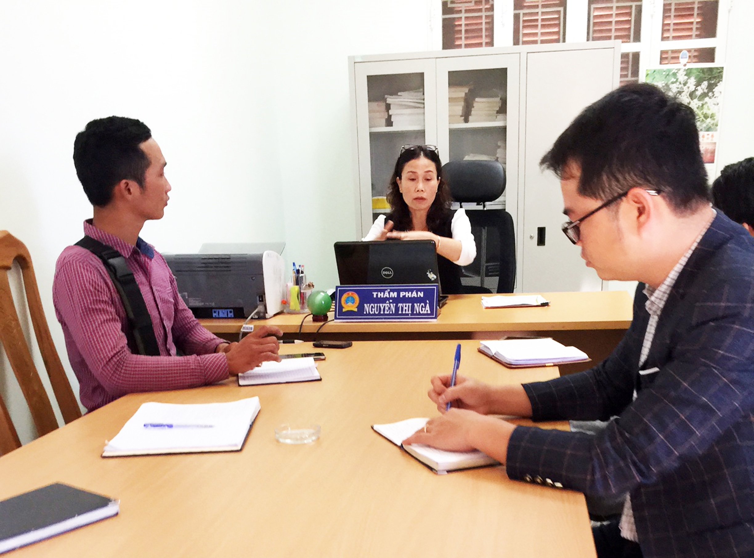 Bà Ngà đang trao đổi vụ việc với phóng viên - Ảnh: Hải Nam
