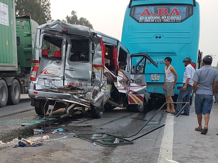 Xe tải tông nát xe khách, 11 người nhập viện cấp cứu