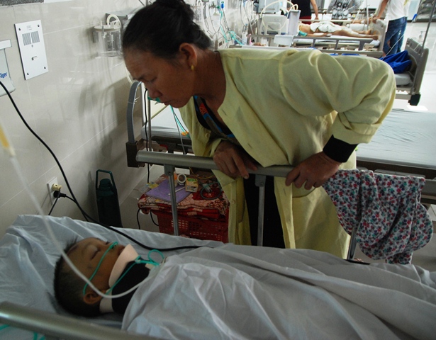 Đưa con đi học, 3 cha con bị lốc xoáy cuốn lên cao