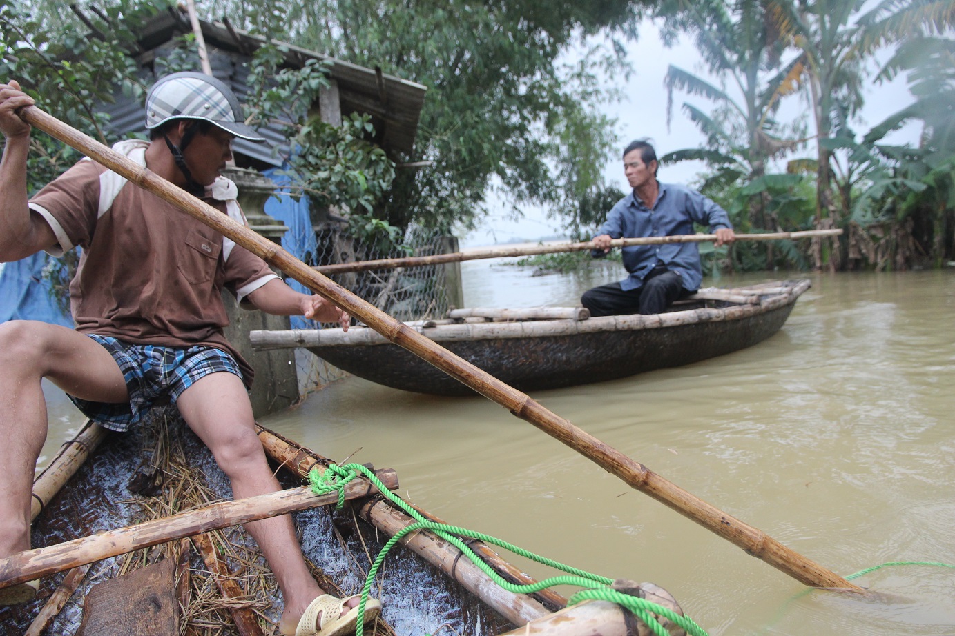 Lật thuyền trong lũ, 2 người mất tích
