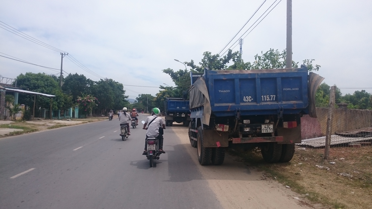 Dân chặn đường xe ben gây ô nhiễm môi trường