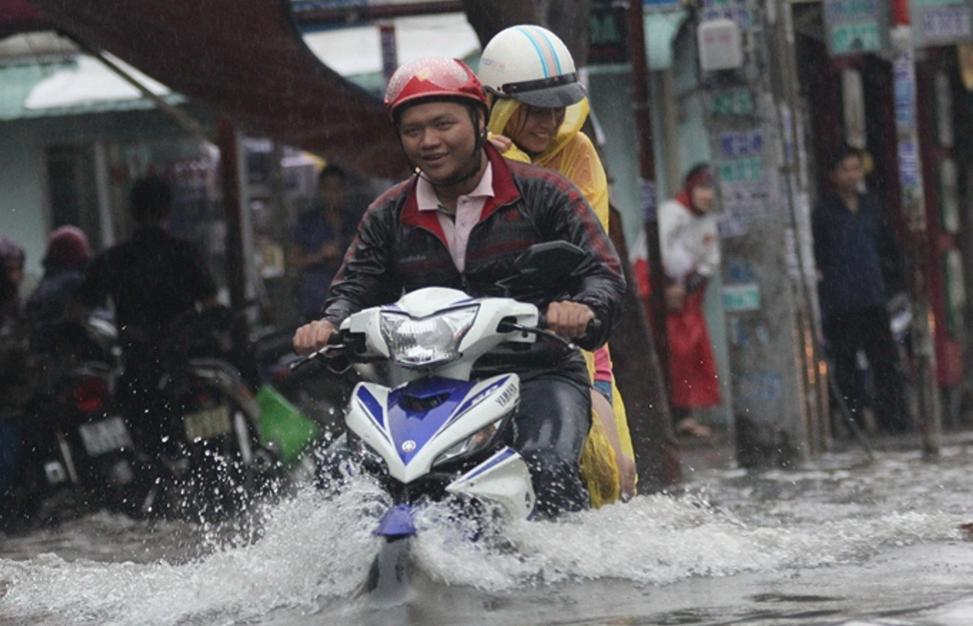 TP HCM: Mưa tối trời, nước bít lối về