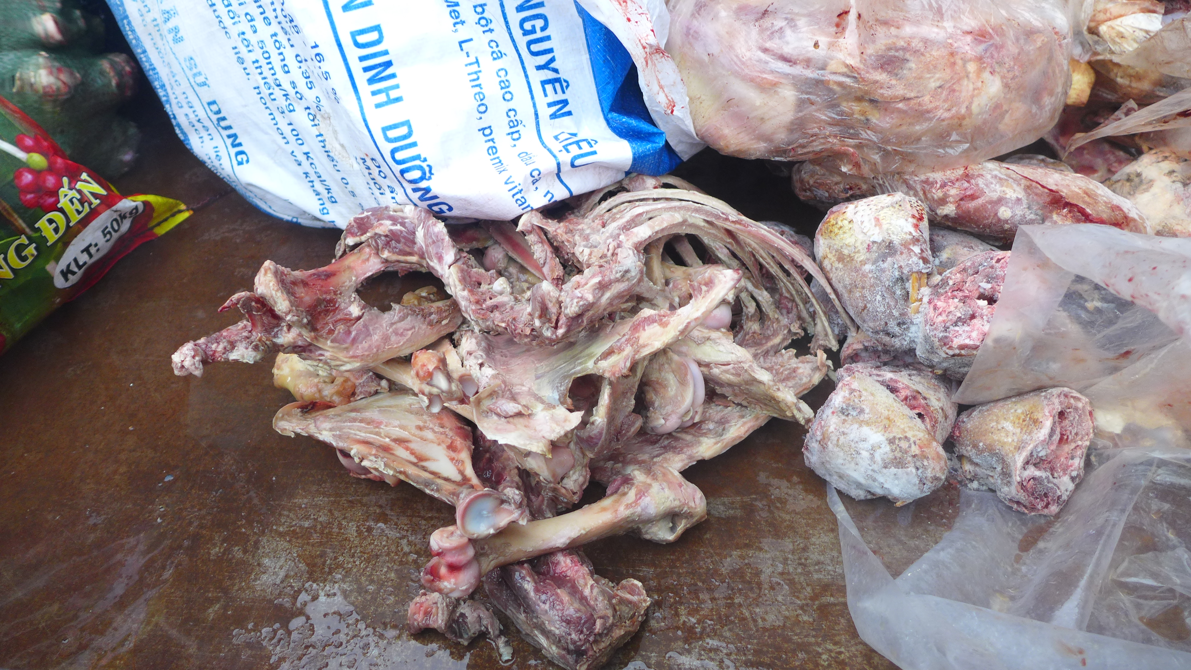 Tiêu hủy gần 800 kg thịt đông lạnh không rõ nguồn gốc