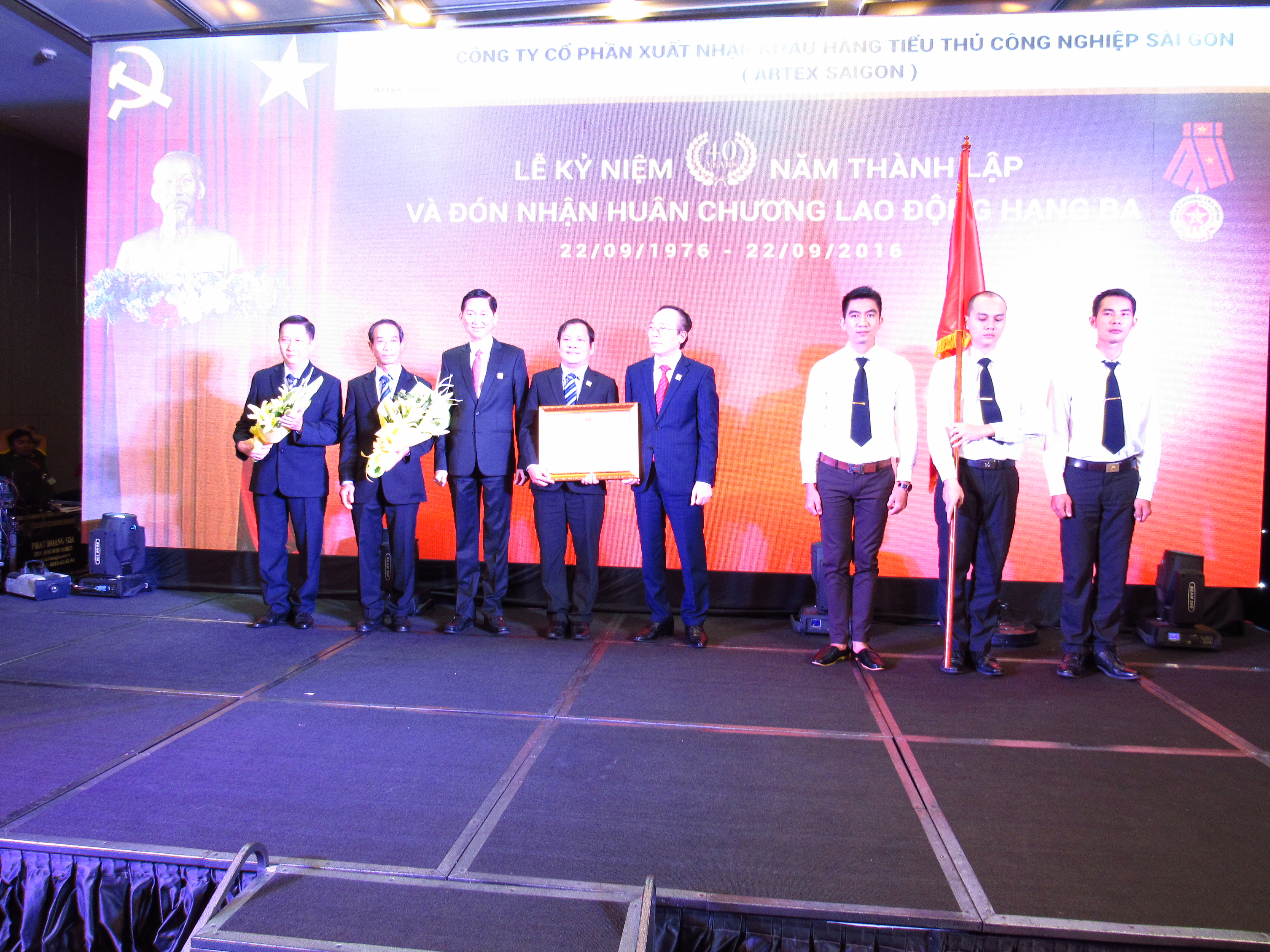
&Ocirc;ng L&ecirc; Văn C&agrave;nh- Tổng gi&aacute;m đốc Artex Saigon (người thứ tư b&ecirc;n tr&aacute;i) đ&oacute;n nhận hu&acirc;n chương lao động hạng ba
