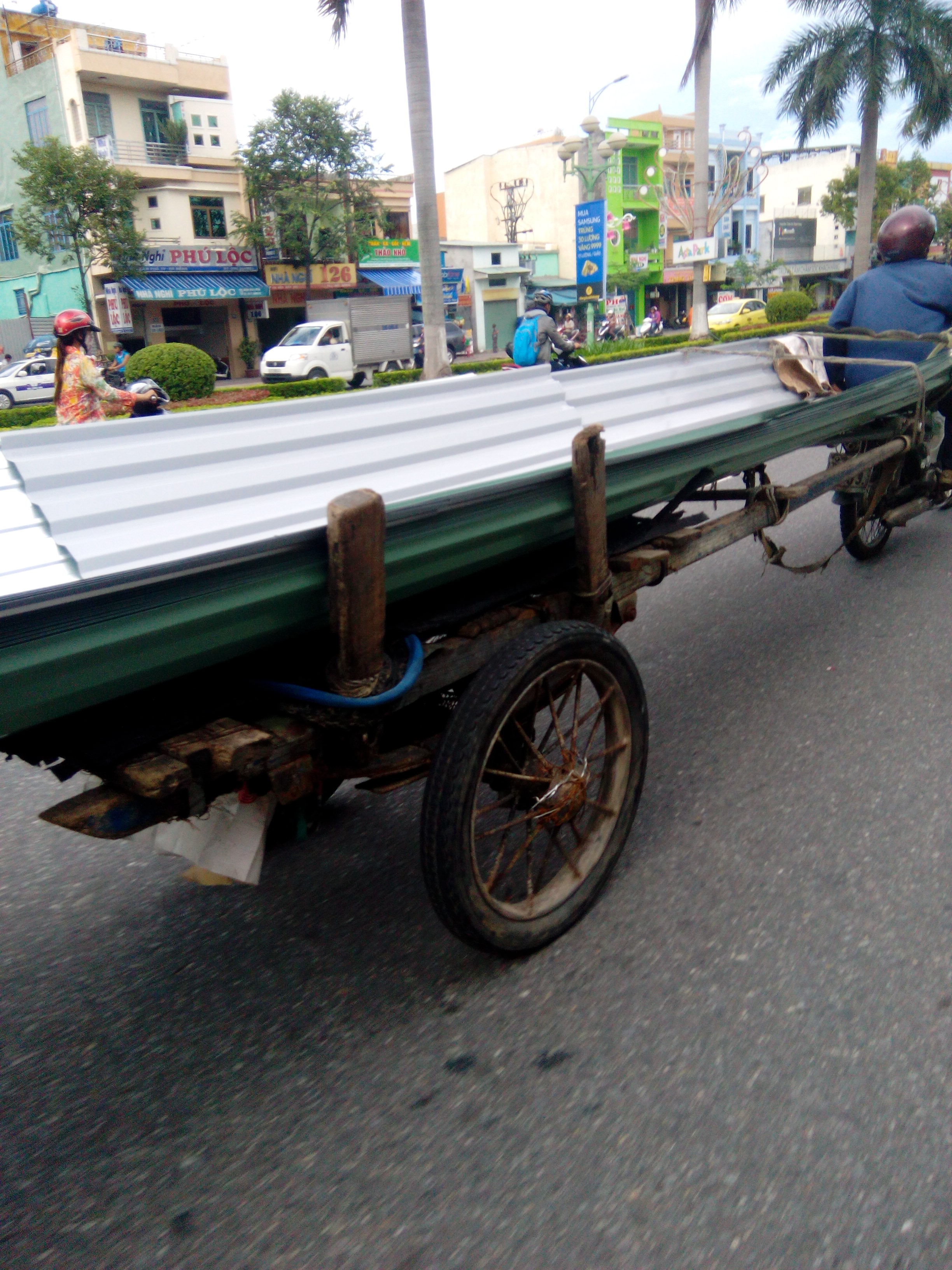 T&igrave;nh trạng chiếc xe xuống cấp, tồi t&agrave;n, chở đầy t&ocirc;n nhưng buộc d&acirc;y lỏng lẻo