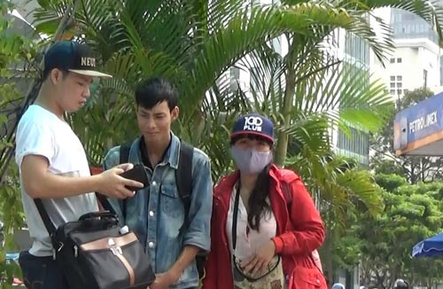 Trong vai nh&agrave; sư v&agrave; thanh ni&ecirc;n gặp kh&oacute; khăn, ph&oacute;ng vi&ecirc;n đang &ldquo;h&agrave;nh nghề&rdquo; tr&ecirc;n đường phố TP HCM Ảnh: Quốc Chiến - L&ecirc; Phong