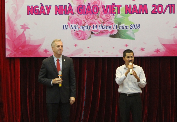 Đại sứ tr&ograve; chuyện với c&aacute;c bạn sinh vi&ecirc;n về vấn đề gi&aacute;o dục