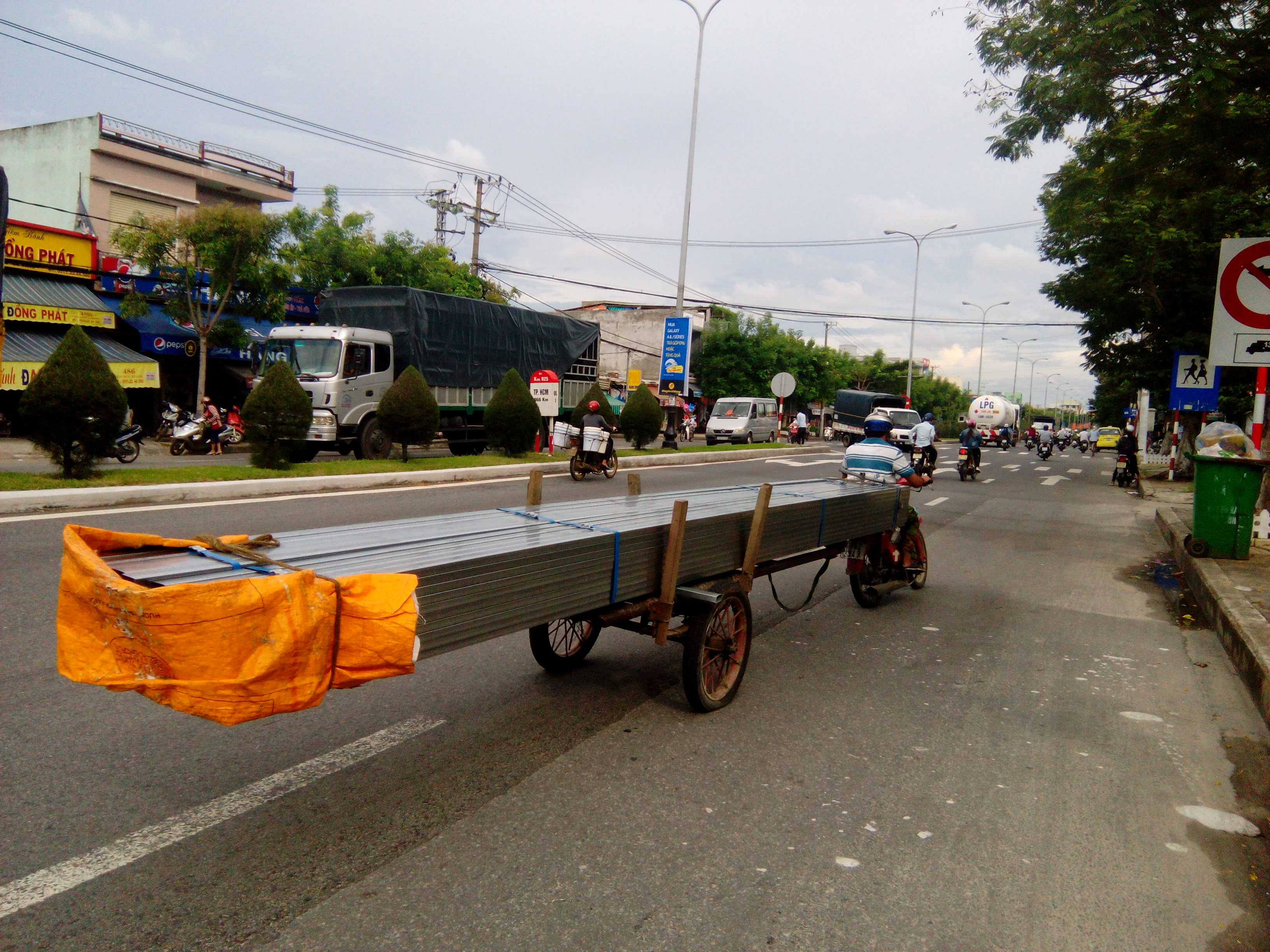 Những ống th&eacute;p d&agrave;i qu&aacute; khổ tr&ecirc;n đường T&ocirc;n Đức Thắng