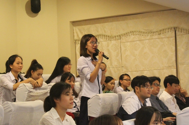 C&aacute;c bạn sinh vi&ecirc;n đặt c&acirc;u hỏi cho ng&agrave;i Đại sứ