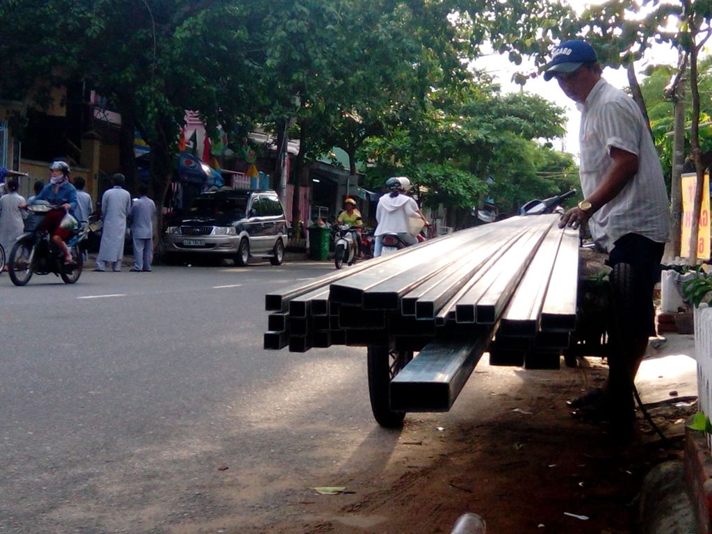 Những thanh th&eacute;p để trần v&agrave; cồng kềnh thế n&agrave;y lu&ocirc;n l&agrave; nguy cơ đối với người đi đường