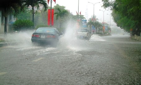 Nhiều tuyến đường ở TP Đồng Hới bị ngập, gây tai nạn, ách tắc giao thông