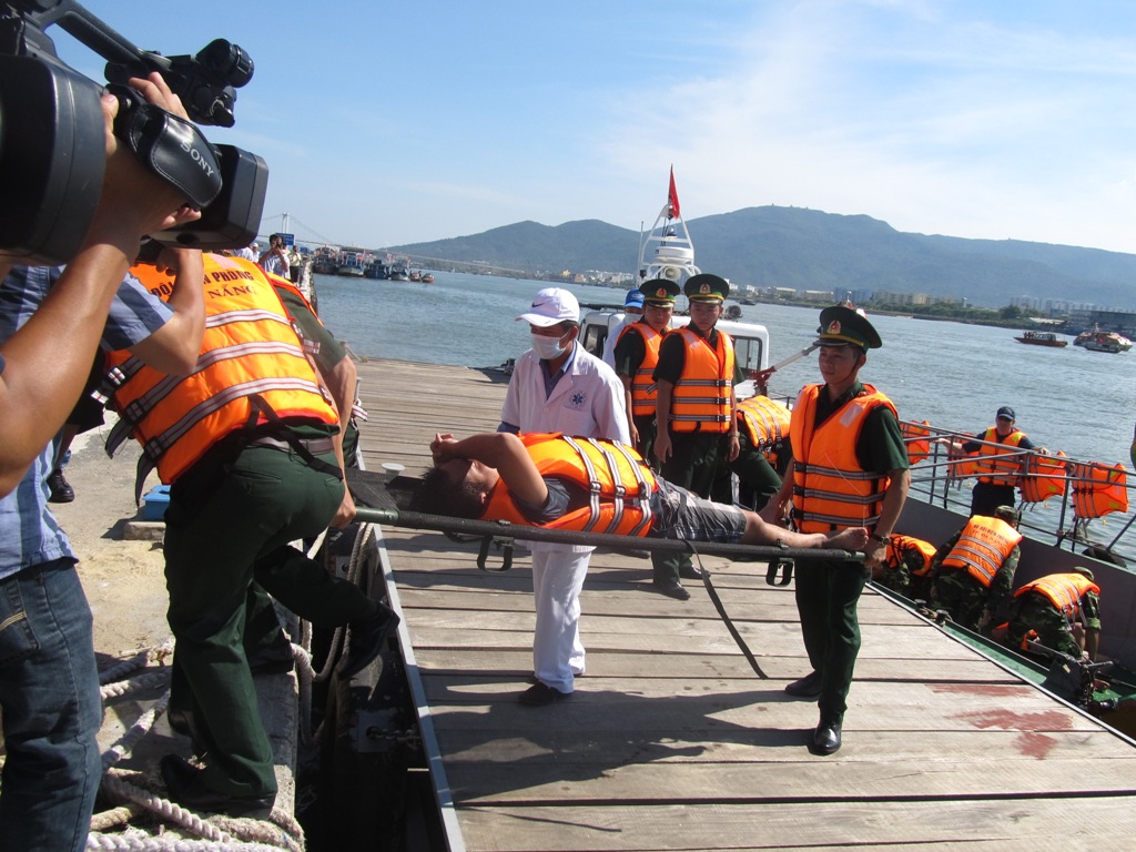 Biên Phòng Đà Nẵng và Hải quân Mỹ diễn tập cứu nạn trên sông Hàn