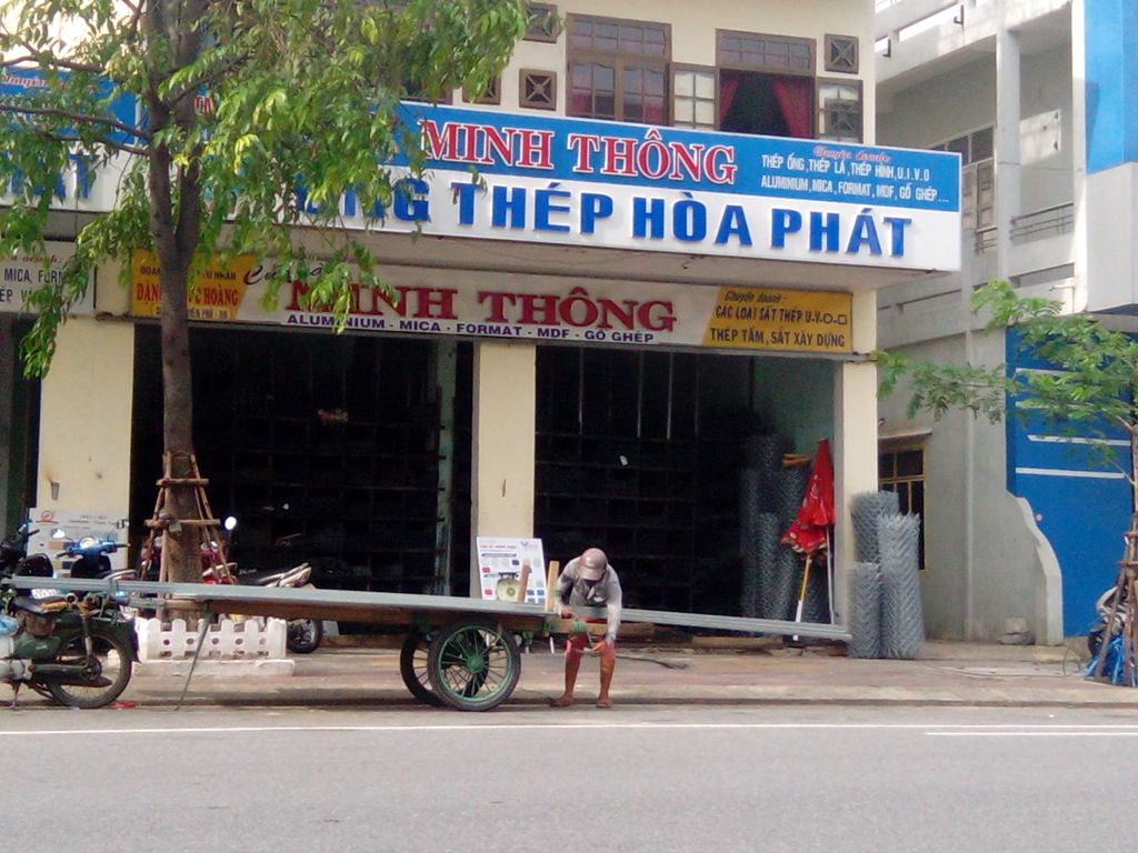 Hầu hết c&aacute;c cơ sở sản xuất, kinh doanh t&ocirc;n, th&eacute;p đều sử dụng xe b&ograve; l&agrave;m phương tiện vận tải ch&iacute;nh