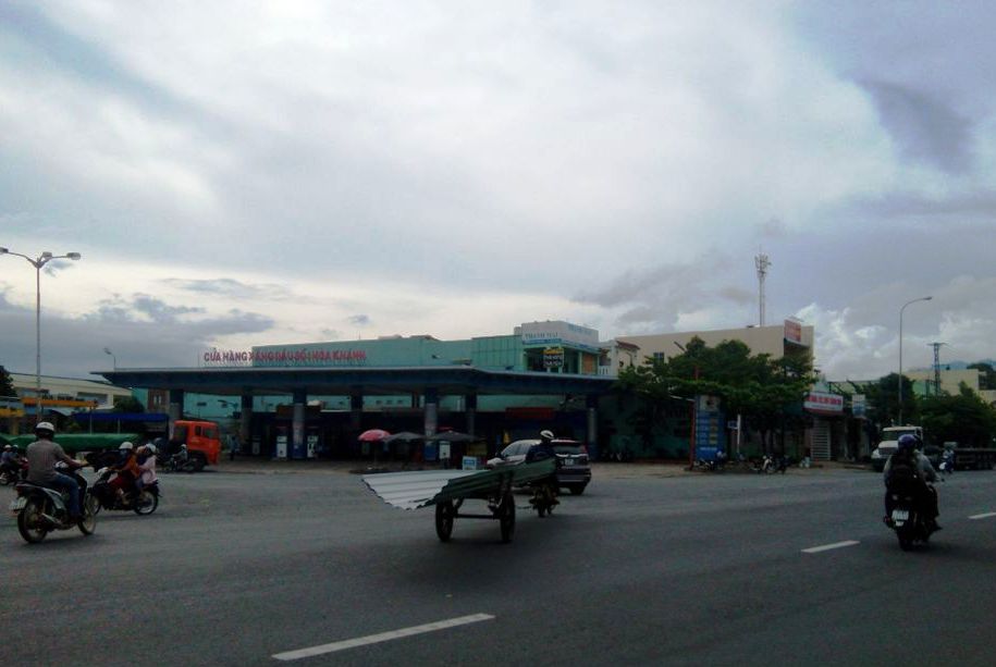 Xe b&ograve; chở t&ocirc;n qua đường qu&aacute; nguy hiểm