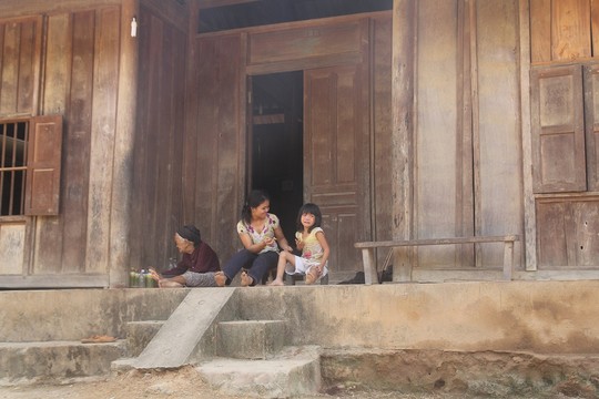 Giận chồng, vợ 17 tuổi bỏ lên rừng ăn lá ngón tự vẫn