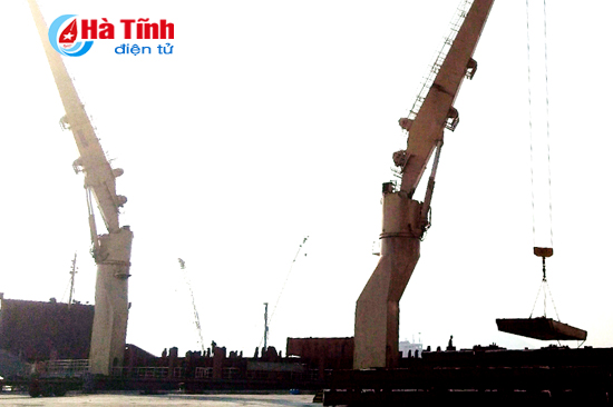 Kiểm tra tàu chở trên 160 tấn chất bùn bauxite Formosa nhập về
