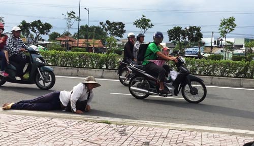 Trong qu&aacute; tr&igrave;nh nhập vai, c&oacute; lần ph&oacute;ng vi&ecirc;n bị đe dọa v&igrave; v&agrave;o địa b&agrave;n của đối tượng kh&aacute;c Ảnh: Th&agrave;nh Đồng