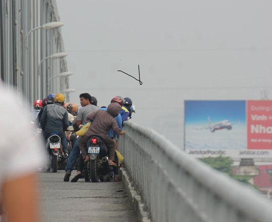 Cứu sống người phụ nữ để lại điện thoại nhảy cầu tự tử