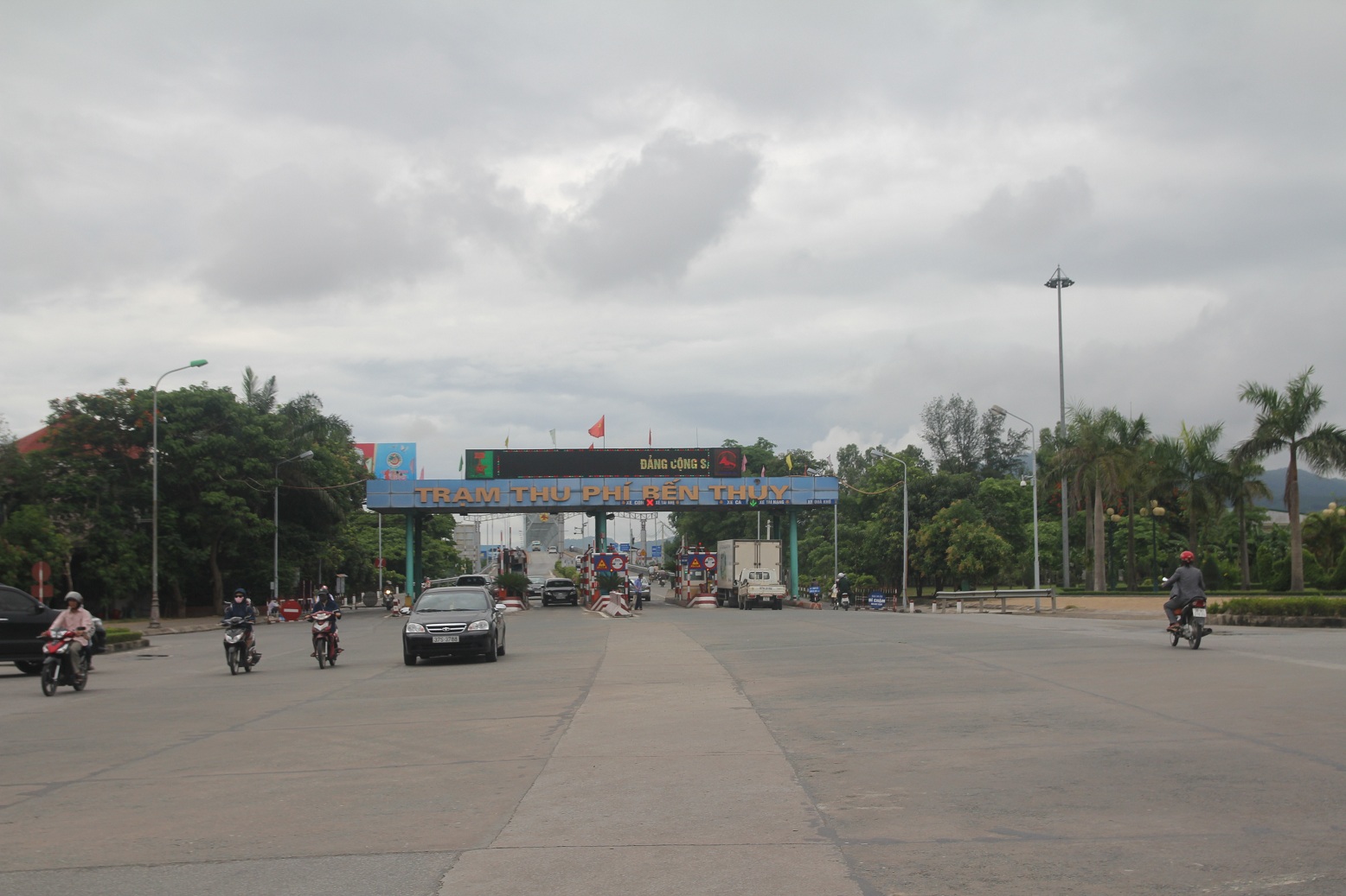 
Đến gần 10 giờ, giao th&ocirc;ng ở cầu Bến Thủy 1 mới th&ocirc;ng suốt trở lại. Ảnh: Đức Ngọc
