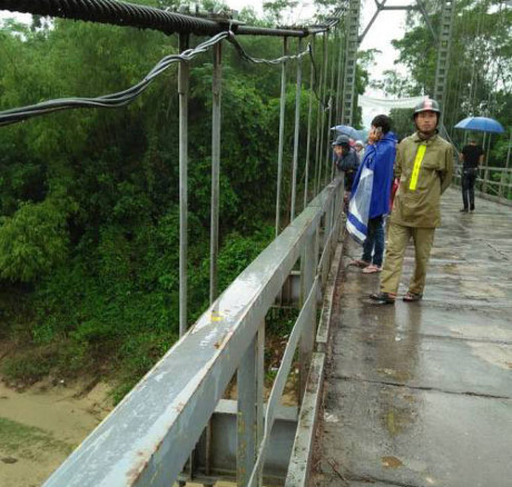 Để xe đạp trên cầu, cô giáo mầm non nhảy sông tự vẫn