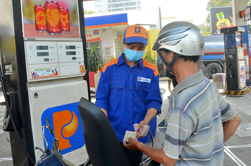 Không dễ điều chỉnh giá xăng theo ngày