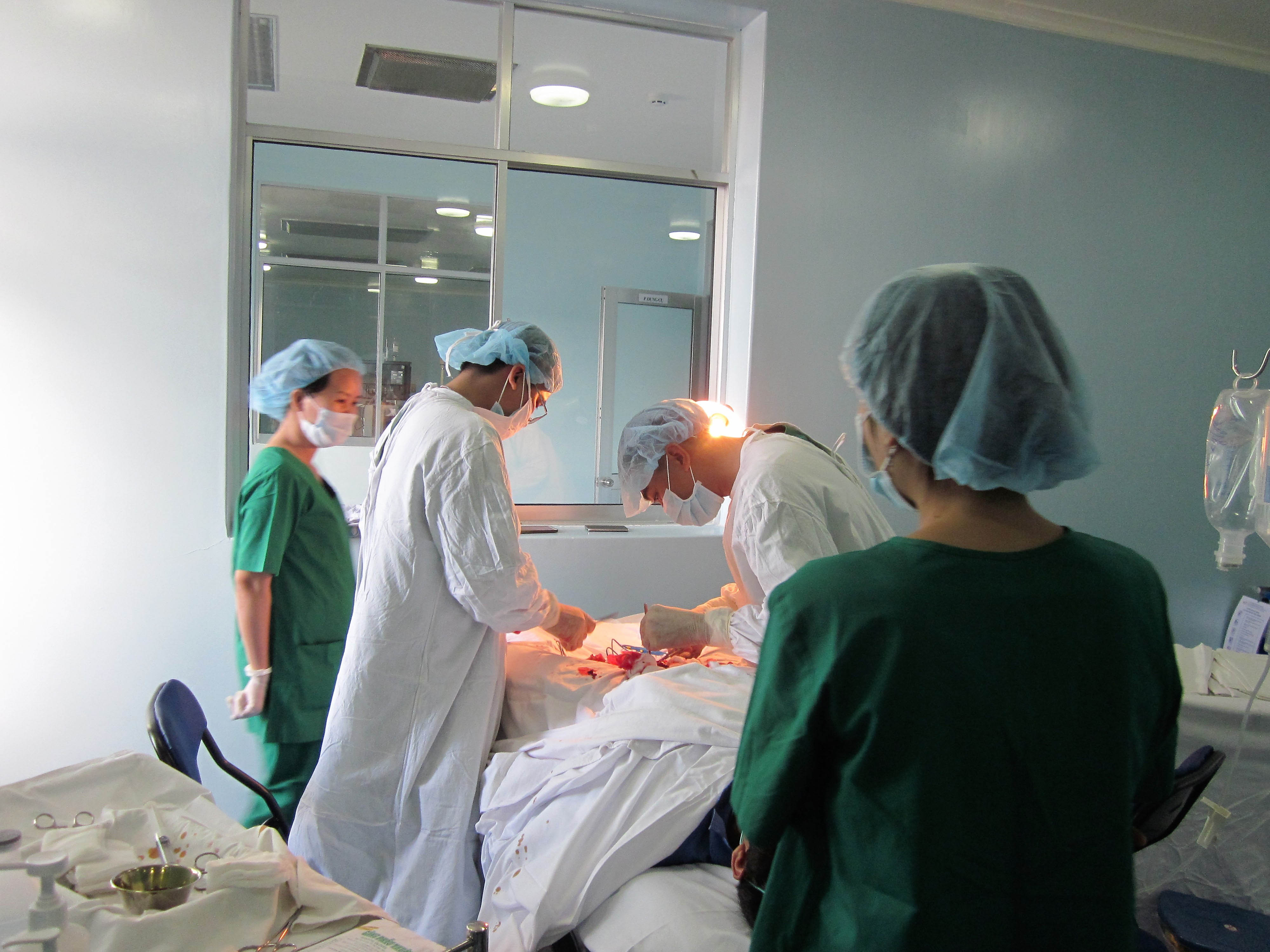 Phẫu thuật xử l&yacute; tổn thương tinh ho&agrave;n tại BV Củ Chi, TP HCM