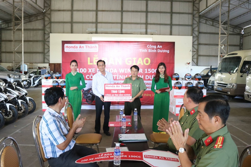 
Tấm bảng dễ g&acirc;y hiểu lầm với d&ograve;ng chữ lớn l&agrave; Trao tặng. Ph&iacute;a dưới c&oacute; ghi d&ograve;ng chữ nhỏ: 100 n&oacute;n bảo hiểm Honda cao cấp, 100 phiếu thay nhớt miễn ph&iacute; (nguồn: techz.vn)
