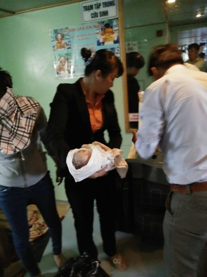 Bé trai được hạ sinh trên tàu cao tốc