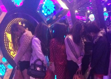 7 thiếu nữ cùng 11 thanh niên vào phòng karaoke "phê" ma túy